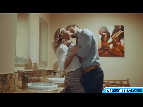 ❤️ Nigbati bilondi ti oyan ba tan ọ ni yara isinmi ti gbogbo eniyan ❤️❌  ni onihoho% yo.comicsporn.ru%  ❌❤